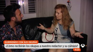 Un equipo de Espejo Público acompaña a Aurora en la convivencia con sus okupas: 