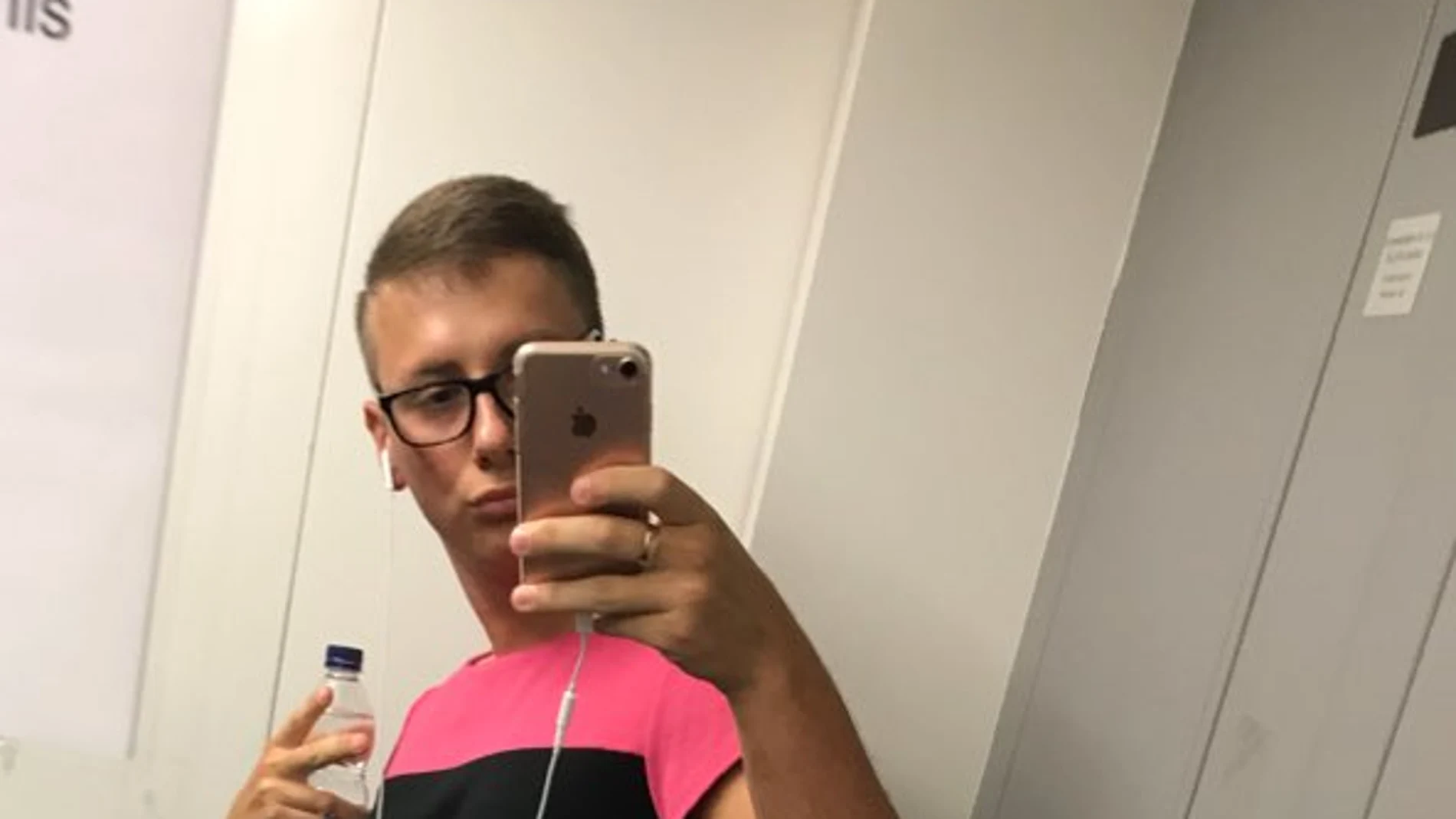 El joven fue a trabajar con un vestido El joven fue a trabajar con un vestido