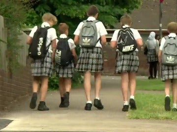 Los niños de un instituto de Reino Unido cambian el pantalón por la falda para no pasar calor