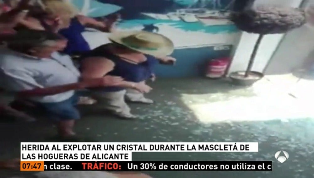 Una mujer, herida al estallar un cristal de un restaurante durante la Mascletà 