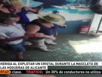 Una mujer, herida al estallar un cristal de un restaurante durante la Mascletà 