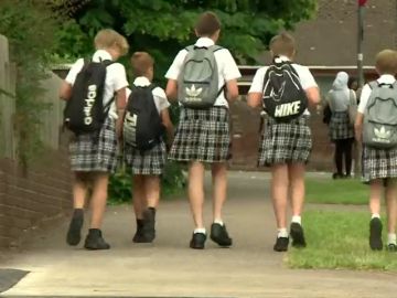 Los niños de un instituto de Reino Unido cambian el pantalón por la falda para no pasar calor