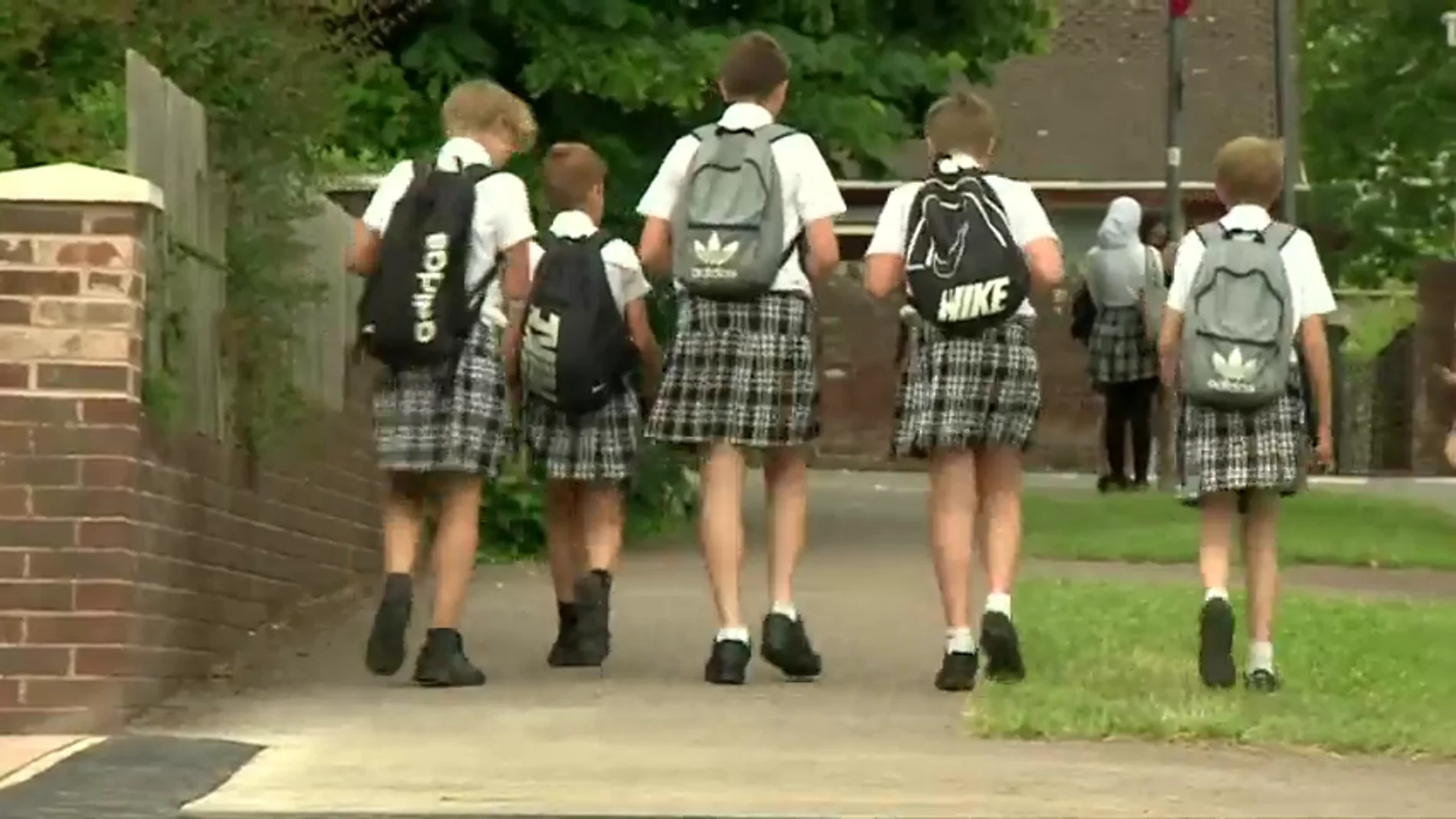 Los niños de un instituto de Reino Unido cambian el pantalón por la falda para no pasar calor Los niños de un instituto de Reino Unido cambian el pantalón por la falda para no pasar calor