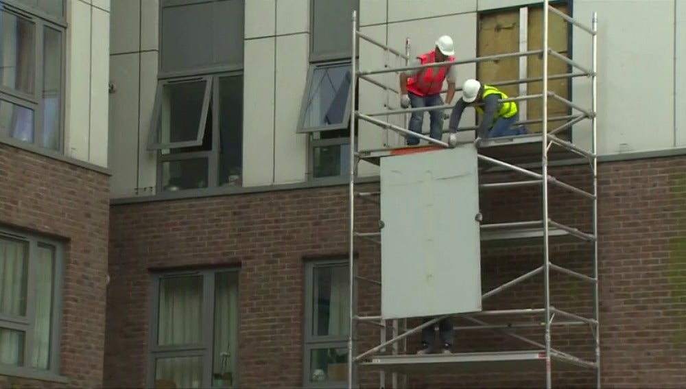 Comienzan a retirar las placas de polietileno de las fachadas del Reino Unido