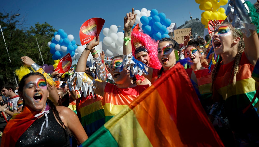 Chicas bailando en la celebración del Orgullo en Madrid
