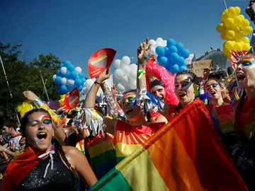 Chicas bailando en la celebración del Orgullo en Madrid Chicas bailando en la celebración del Orgullo en Madrid