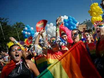 Chicas bailando en la celebración del Orgullo en Madrid Chicas bailando en la celebración del Orgullo en Madrid