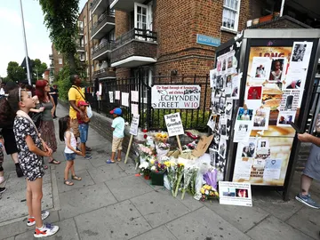 Flores y pancartas para las víctimas de Grenfell Flores y pancartas para las víctimas de Grenfell