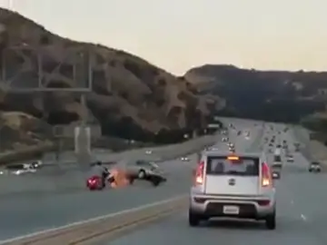 Un motorista provoca un grave accidente tras propinar una patada a un coche Un motorista provoca un grave accidente tras propinar una patada a un coche