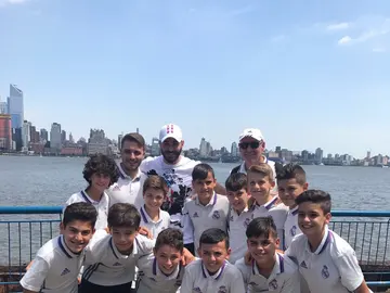 Benzema, junto al alevín del Real Madrid Benzema, junto al alevín del Real Madrid