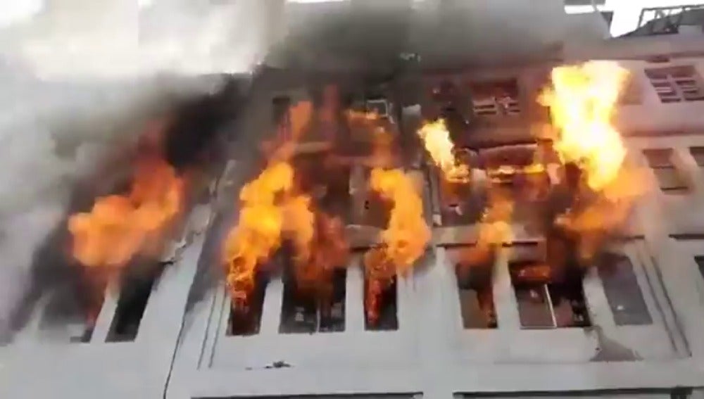 Varios muertos en un incendio en una nave de material de ferretería en el centro de Lima