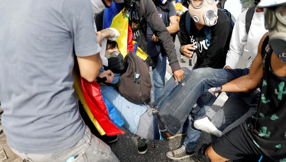 El joven fallecido en los disturbios de Caracas mientras recibía ayuda