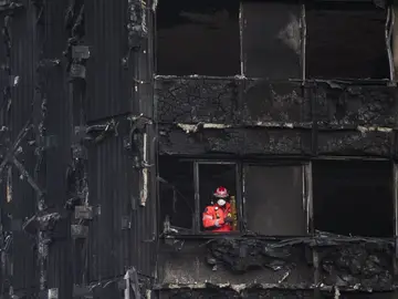 Un bombero inspecciona los restos de la Torre Grenfell en Londres Un bombero inspecciona los restos de la Torre Grenfell en Londres