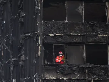 Un bombero inspecciona los restos de la Torre Grenfell en Londres Un bombero inspecciona los restos de la Torre Grenfell en Londres