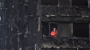 Un bombero inspecciona los restos de la Torre Grenfell en Londres