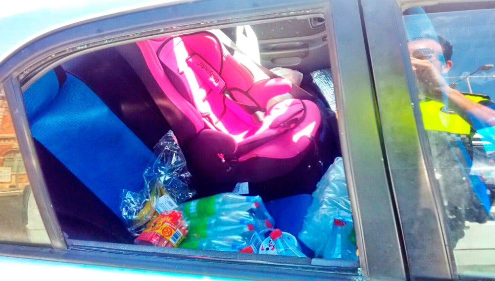 Coche donde dejó a su hija encerrada al sol