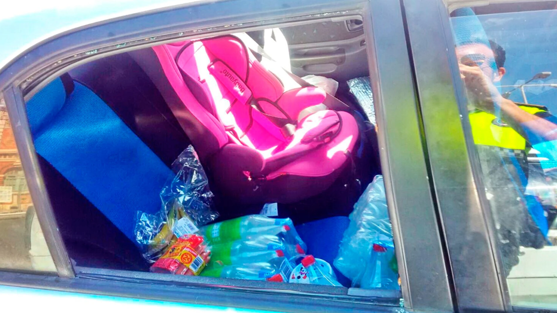 Coche donde dejó a su hija encerrada al sol Coche donde dejó a su hija encerrada al sol