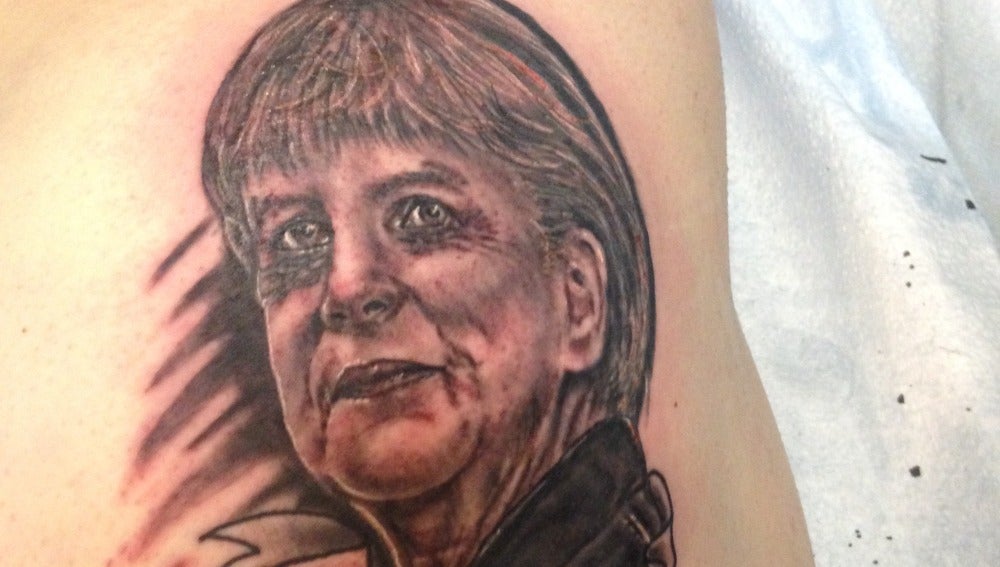 Un joven se tatúa la cara de Merkel en el trasero