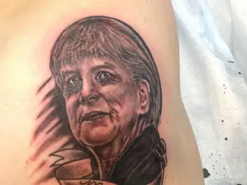 Un joven se tatúa la cara de Merkel en el trasero Un joven se tatúa la cara de Merkel en el trasero