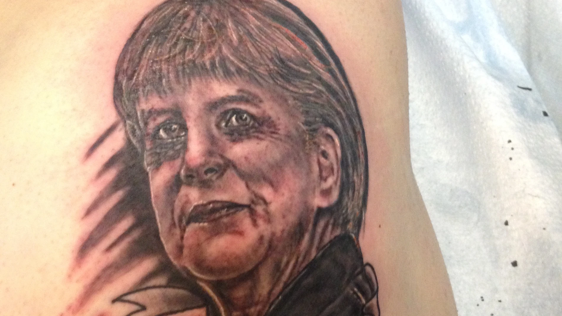 Un joven se tatúa la cara de Merkel en el trasero Un joven se tatúa la cara de Merkel en el trasero