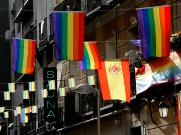Calle del barrio de Chueca adornada con banderas arcoíris Calle del barrio de Chueca adornada con banderas arcoíris