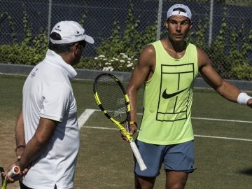 Toni Nadal observa a Rafa en un entrenamiento en Mallorca