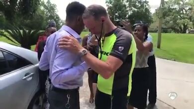 Un hombre recorre más de 2.000 kilómetros en bicicleta para escuchar los latidos del corazón que donó su hija fallecida