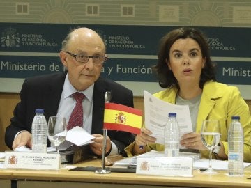 La vicepresidenta del Gobierno, Soraya Sáenz de Santamaría y el ministro de Hacienda, Cristóbal Montoro