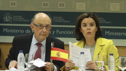 La vicepresidenta del Gobierno, Soraya Sáenz de Santamaría y el ministro de Hacienda, Cristóbal Montoro La vicepresidenta del Gobierno, Soraya Sáenz de Santamaría y el ministro de Hacienda, Cristóbal Montoro