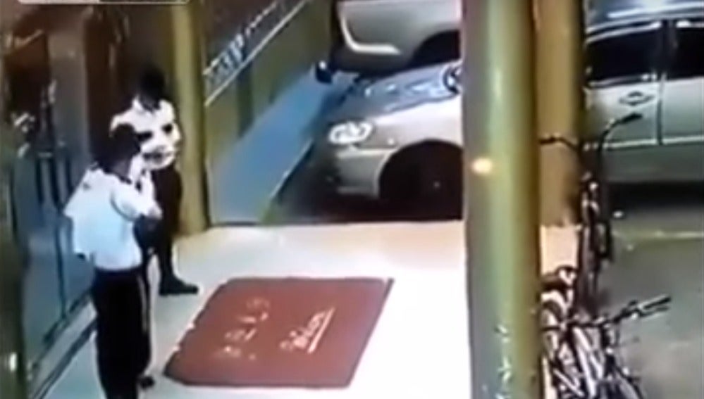 Un guardia bromea con un rifle