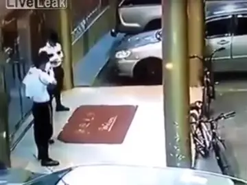 Un guardia bromea con un rifle Un guardia bromea con un rifle