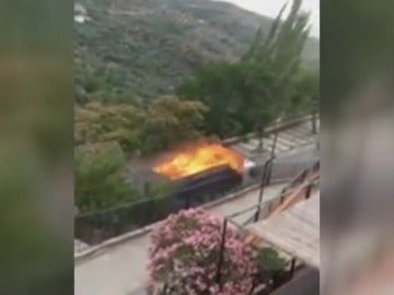 Un camión recorre dos kilómetros con el remolque ardiendo