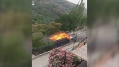 Un camión cargado de muebles recorre dos kilómetros con el remolque ardiendo