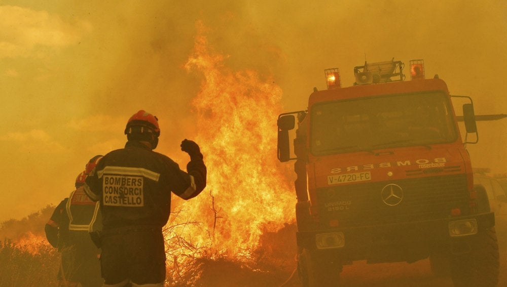 Efectivos de Bomberos en labores de extinción de un incendio 