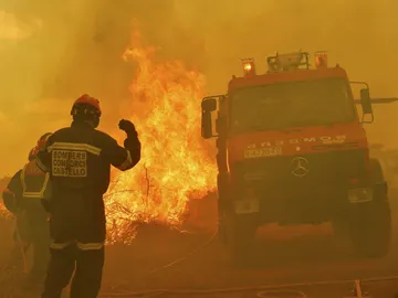 Efectivos de Bomberos en labores de extinción de un incendio Efectivos de Bomberos en labores de extinción de un incendio