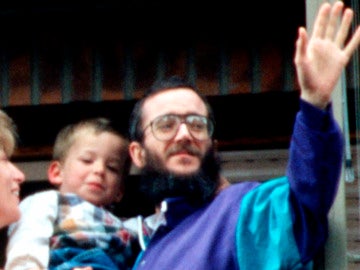 José Antonio Ortega Lara junto a su familia saluda desde la ventana de su casa