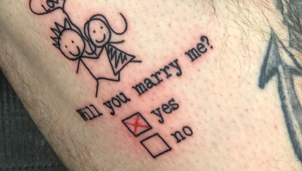 Un hombre se hace un tatuaje para pedirle matrimonio a su pareja