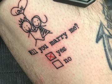 Un hombre se hace un tatuaje para pedirle matrimonio a su pareja