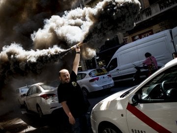 Una manifestación de taxistas recorre el centro de Barcelona