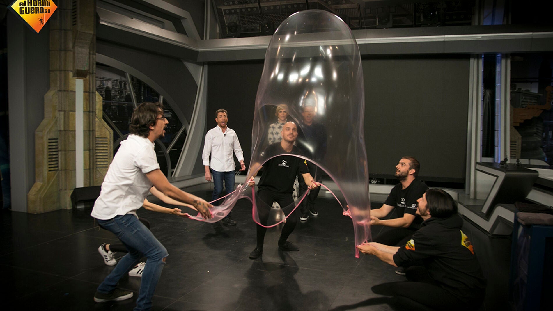 Marron consigue crear la pompa de chicle m&aacute;s grande del mundo