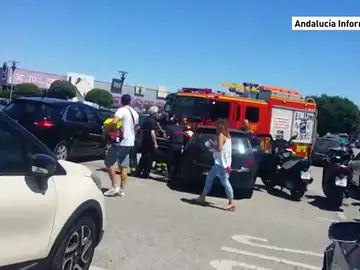 Una madre deja a su hijo encerrado en el coche bajo el sol Una madre deja a su hijo encerrado en el coche bajo el sol