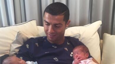 Cristiano Ronaldo presenta a los dos 