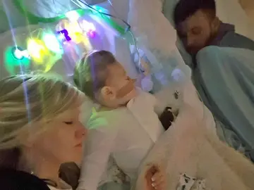 Los padres de Charlie dormidos junto a él Los padres de Charlie dormidos junto a él