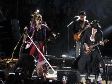 Tyler con su coleta y su enrevesado atuendo gipsy durante el concierto en Madrid