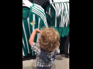Iago cantando el himno del Betis Iago cantando el himno del Betis