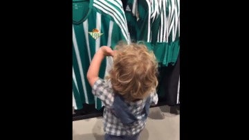 Iago cantando el himno del Betis