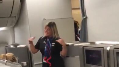 Una azafata le baila a Shakira el 'Waka Waka' en pleno vuelo