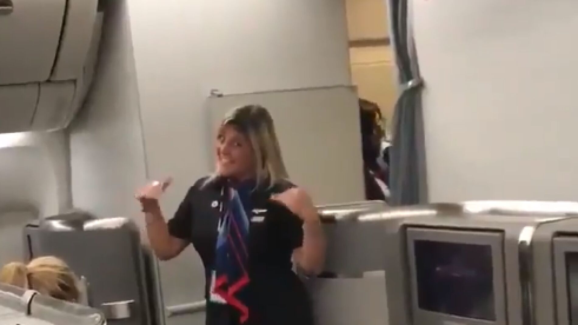 Una azafata, bailando el 'Waka Waka' delante de Skakira
