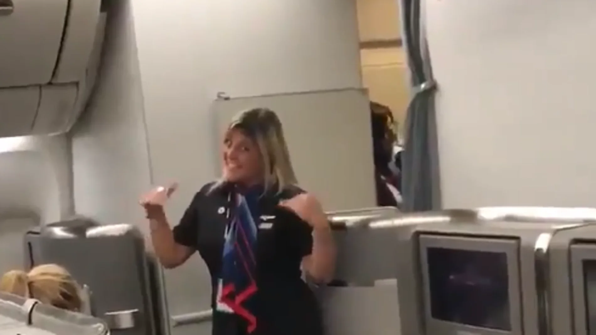 Una azafata, bailando el 'Waka Waka' delante de Skakira Una azafata, bailando el 'Waka Waka' delante de Skakira