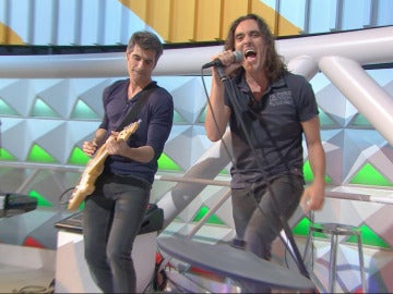 Jorge Fernández celebra la vida con música tocando junto a la banda